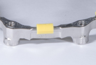  CoCr Třmen na dva implantáty pro lepené báze